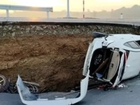 Ô tô, xe máy rớt xuống hố sụp lún đường ở Tây Ninh: 6 người phải cấp cứu