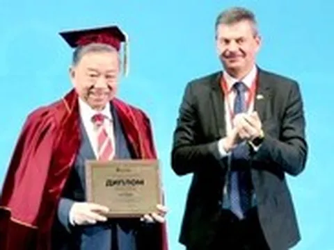 Tổng Bí thư Tô Lâm nhận danh hiệu Giáo sư danh dự của học viện trực thuộc Tổng thống Nga