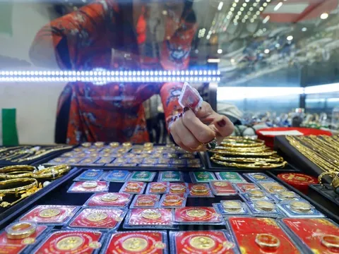 Giá vàng trong nước ‘bỏ xa’ thế giới