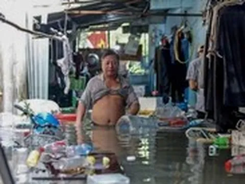 Trận mưa bất thường làm đảo lộn cuộc sống