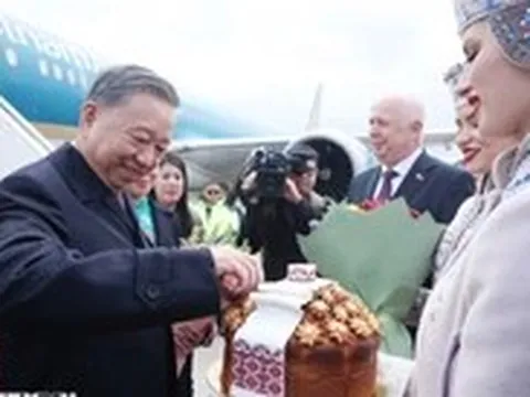 Sân bay Belarus rực rỡ quốc kỳ chào đón Tổng Bí thư Tô Lâm