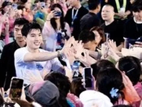 'Tâm thư' của HIEUTHUHAI, bé Kem mê Anh trai say hi và bình minh của công nghiệp biểu diễn