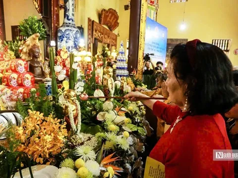 Hàng nghìn người dân đổ về chùa Quán Sứ mừng Phật đản