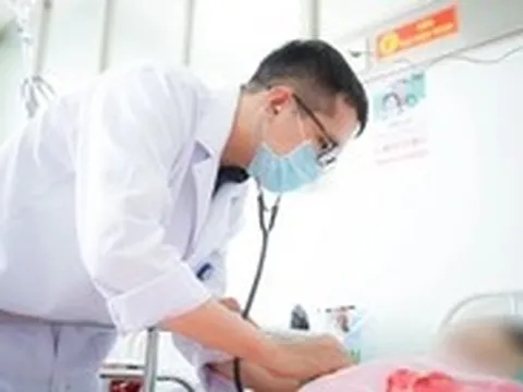 Xe khách chở 24 người hành hương va chạm xe tải, nhiều người nhập viện