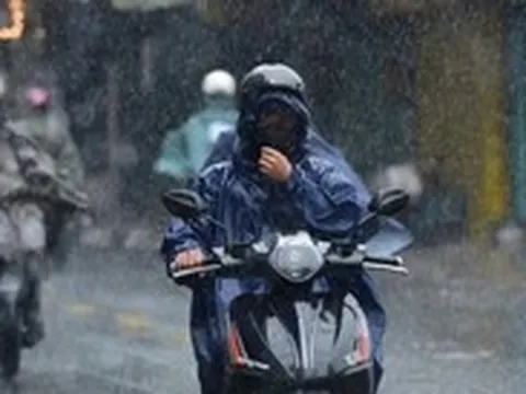 Mây dông đang kéo mạnh về trung tâm TP.HCM, cảnh báo mưa ngập, cây đổ giờ tan tầm