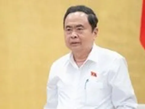 Chủ tịch Quốc hội Trần Thanh Mẫn ký các nghị quyết về công tác cán bộ