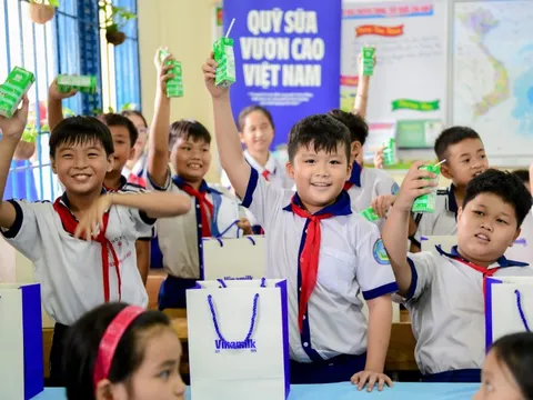 Vinamilk và quỹ sữa vươn cao Việt Nam năm thứ 18 mang nửa triệu hộp sữa đến với trẻ em khó khăn