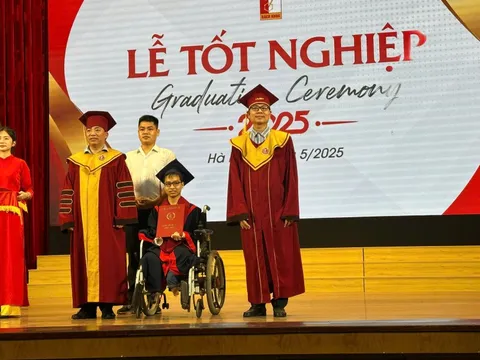 Nam sinh 10 năm cõng bạn đến trường giờ lại cõng bạn lên nhận bằng tốt nghiệp đại học loại giỏi