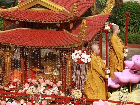Cận cảnh Xá lợi Phật được cung rước về chùa Quán Sứ, Hà Nội