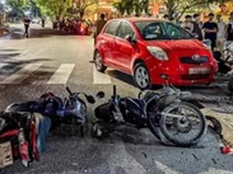 Ô tô tông liên hoàn 6 xe máy: Đình chỉ trưởng công an xã