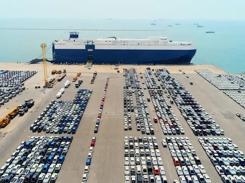 “Thủy quái khủng” lập kỷ lục thế giới mới: dài 228m, rộng 37m, bắt đầu di chuyển đến châu Âu