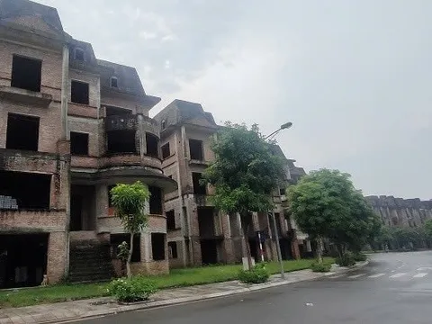 Biệt thự, nhà liền kề bỏ hoang la liệt, giá vẫn “trên trời”