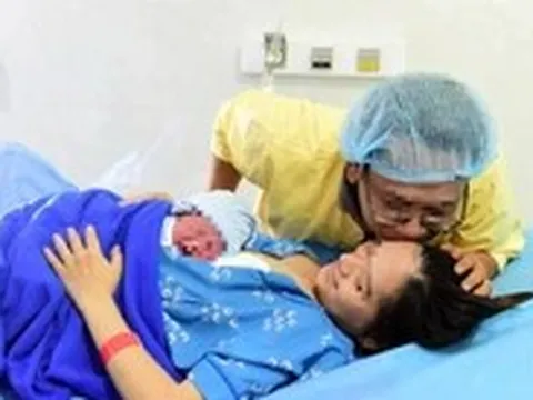 Bộ Chính trị: Nghiên cứu ban hành các chính sách hỗ trợ cho phụ nữ sinh đủ hai con trước 35 tuổi