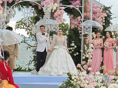 Ca sĩ Hồ Quỳnh Hương lần đầu công khai có con trai 2 tuổi với chồng doanh nhân
