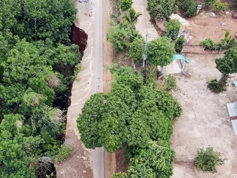 Nín thở qua đoạn đường bị sạt lở như vực thẳm