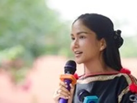 H'Hen Niê tặng thư viện cho trẻ em dân tộc Ê Đê ở quê nhà