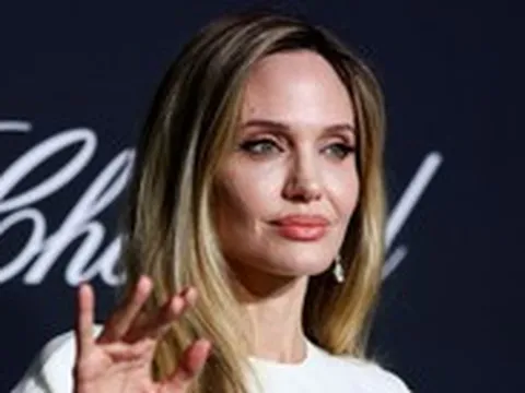 Angelina Jolie tưởng nhớ các nghệ sĩ mất vì chiến tranh; Tom Cruise bác tin giải nghệ