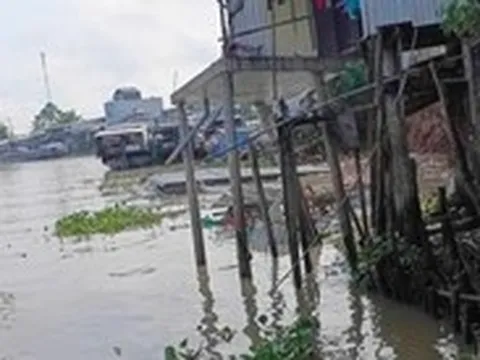 Sạt lở bờ sông Ông Chưởng, ảnh hưởng 10 nhà dân