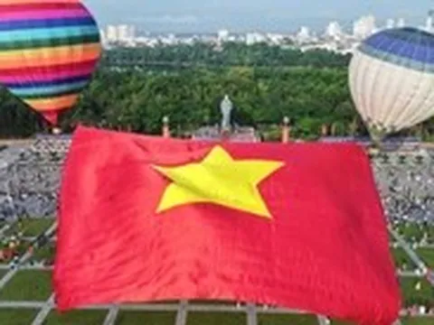 Cờ Tổ quốc 2.025m² tung bay trên quảng trường Hồ Chí Minh