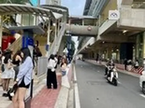 Chụp ảnh ở metro: Đừng chắn lối, chặn cửa tàu