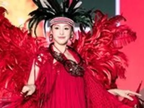 Việt Hùng tái hiện thổ cẩm bằng nghệ thuật móc len thủ công