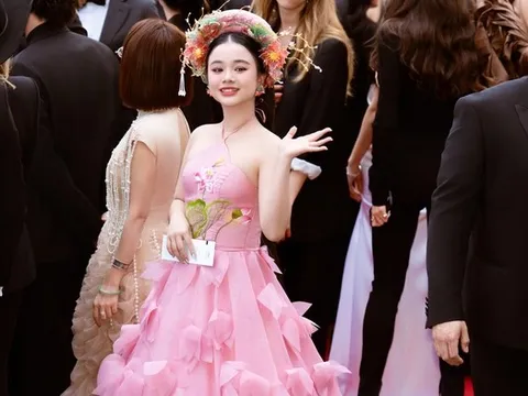 Mẫu teen Việt diện yếm cách tân nổi bật giữa thảm đỏ LHP Cannes 2025