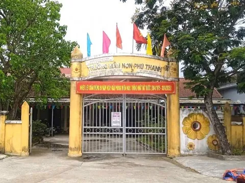 Cách chức nữ phó hiệu trưởng; Trung tâm ngoại ngữ bất ngờ đóng cửa