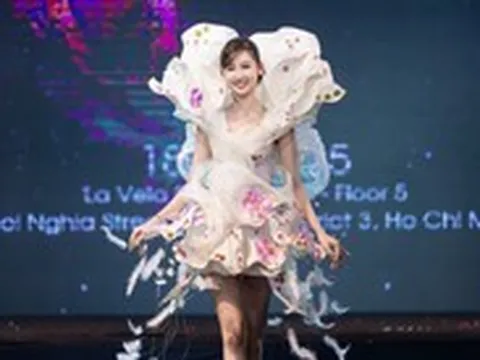Mặc hoa lá lên sàn diễn thời trang
