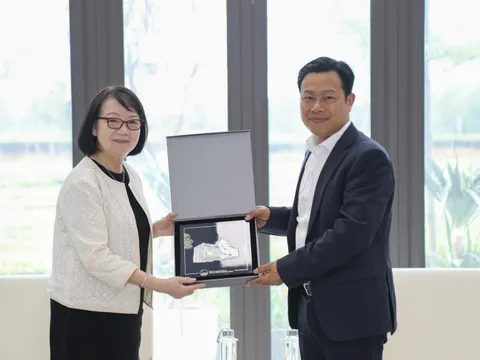 Giám đốc ĐH Quốc gia Hà Nội bổ nhiệm Chủ tịch danh dự Viện Bán dẫn và Vật liệu tiên tiến