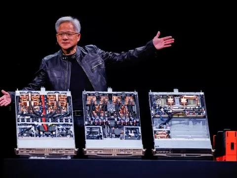 CEO NVIDIA khẳng định không tuồn chip AI sang Trung Quốc: “Hệ thống nặng 2 tấn, ai mà giấu được vào balo?”