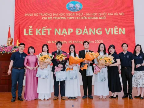 Năm học sinh ưu tú được kết nạp Đảng