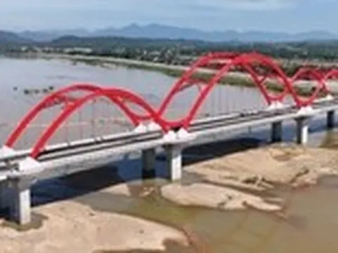 Cận cảnh cầu vòm thép rất đẹp nối đôi bờ sông Trà Khúc