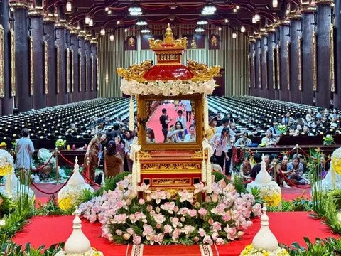 Cung rước Xá lợi Phật về đất thiêng Yên Tử