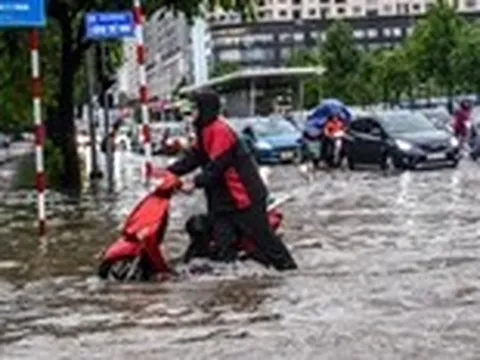 Đón không khí lạnh giữa mùa hè, Hà Nội đang mưa to, cảnh báo ngập lụt nhiều tuyến phố