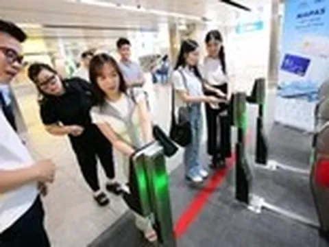 Người Việt bỏ ví, cầm điện thoại