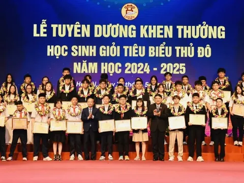 Được tuyên dương cấp thành phố, 851 học sinh cúi đầu cảm ơn cha mẹ