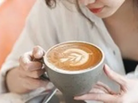 Bị tố bịt kín ổ điện để đuổi khách ngồi lâu, The Coffee House nói 'đang điều chỉnh'