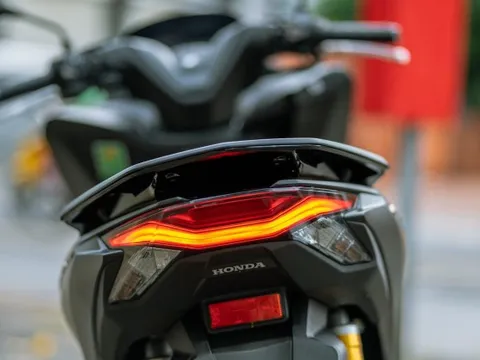 Honda Phi Thuyền 2025 quá 'hot', một lô vừa về giờ còn vài chiếc: Cốp to hơn của SH, ăn xăng 2,2L/100km