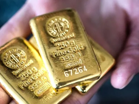 Giá vàng thế giới lao dốc mạnh nhất trong 6 tháng