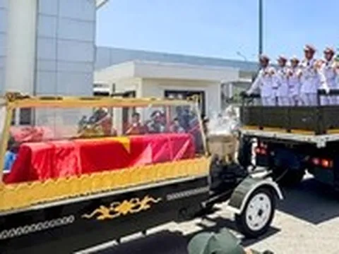 Đưa linh cữu nguyên Chủ tịch nước Trần Đức Lương về quê nhà Phổ Khánh