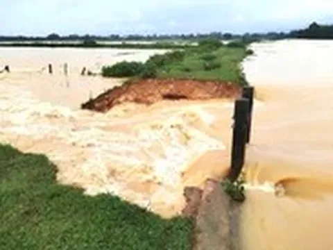 Nước lũ chảy về quá lớn làm vỡ một đoạn đập hồ chứa nước ở Hà Tĩnh