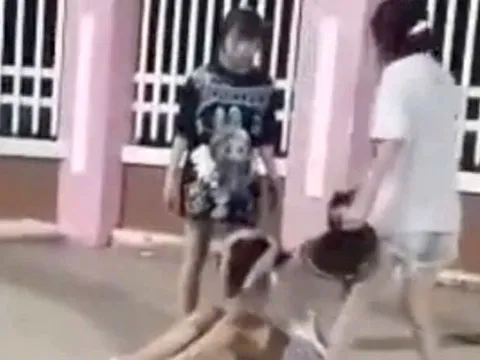 Nữ sinh bị đánh hội đồng trước cổng trường