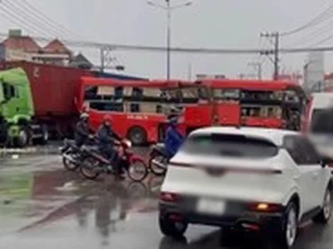 Xe khách giường nằm va chạm với xe container trên quốc lộ 13, 5 người bị thương