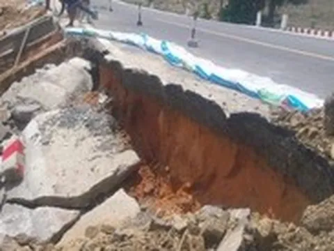 Sạt lở nghiêm trọng tại đường ven biển Bình Thuận do mưa lớn