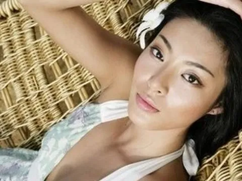 Nữ siêu mẫu nổi tiếng, nay sa cơ đi làm phục vụ nhà hàng
