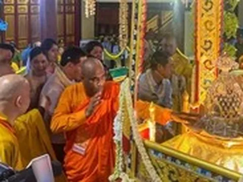 Đà Nẵng: Người dân thức xuyên đêm chiêm bái xá lợi Phật