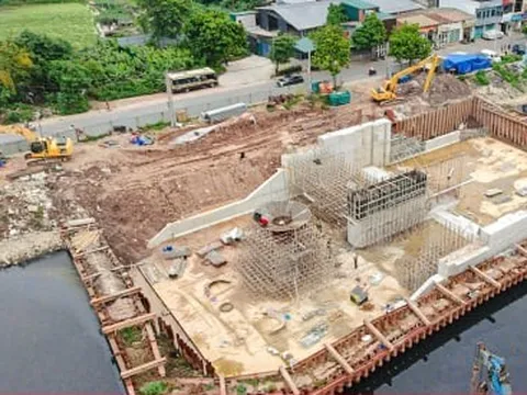 Công trình đập dâng giữ nước đầu tiên trên sông Tô Lịch dần thành hình