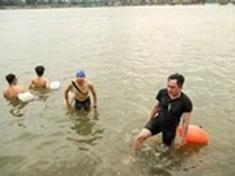 Người Hà Nội ra sông Hồng bơi giải nhiệt