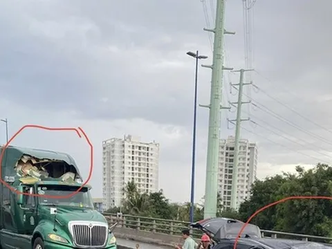 Nguyên nhân cần cẩu công trình ngã đè 2 ô tô ở TPHCM