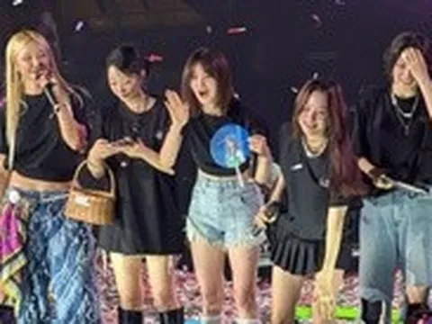 EXID đội nón lá nhảy See tình, hỏi fan 'cơm nước gì chưa người đẹp'